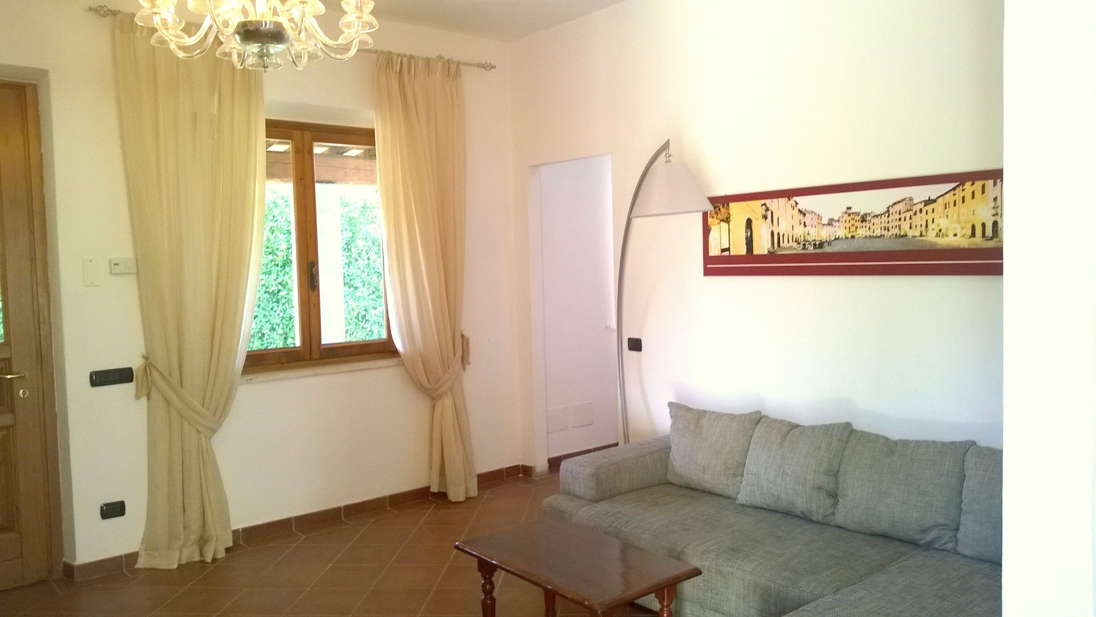 Een smart-tv, een open haard, een dvd-speler en tafelvoetbal