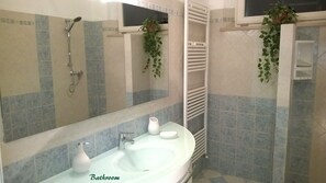 Een douche, een haardroger, een bidet, handdoeken