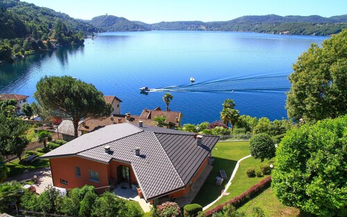Villa with large garden and beautiful lake view FROM SATURDAY TO SATURDAY