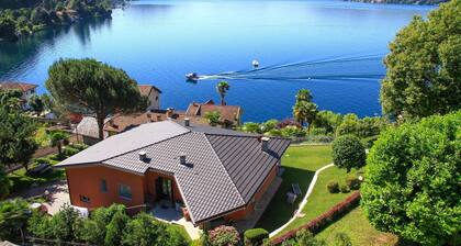 Villa with large garden and beautiful lake view FROM SATURDAY TO SATURDAY