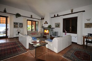 Téléviseur, foyer, table de ping-pong, livres
