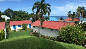 Une propriété située sur la côte, comprenant plusieurs bâtiments, une pelouse bien entretenue et offrant une vue sur la mer.