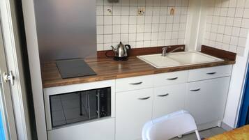 JÀÀkaappi, mikroaaltouuni, liesi, kahvin-/teenkeitin