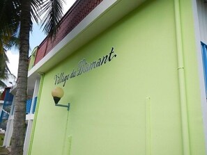 Un edificio con un letrero que dice 'Village du Diamant'.