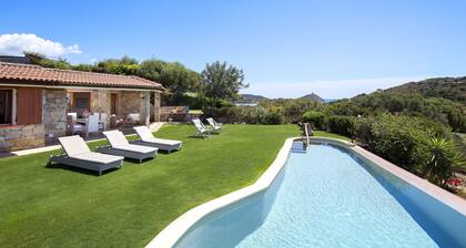 Villa in Chia. Privater Infinity-Pool und Garten, 500 m vom Meer entfernt. Großartiges Panorama