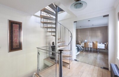 Charming Living In Central London - (3 Bed / 3 Bath)