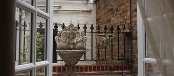 Charming Living In Central London - (3 Bed / 3 Bath)