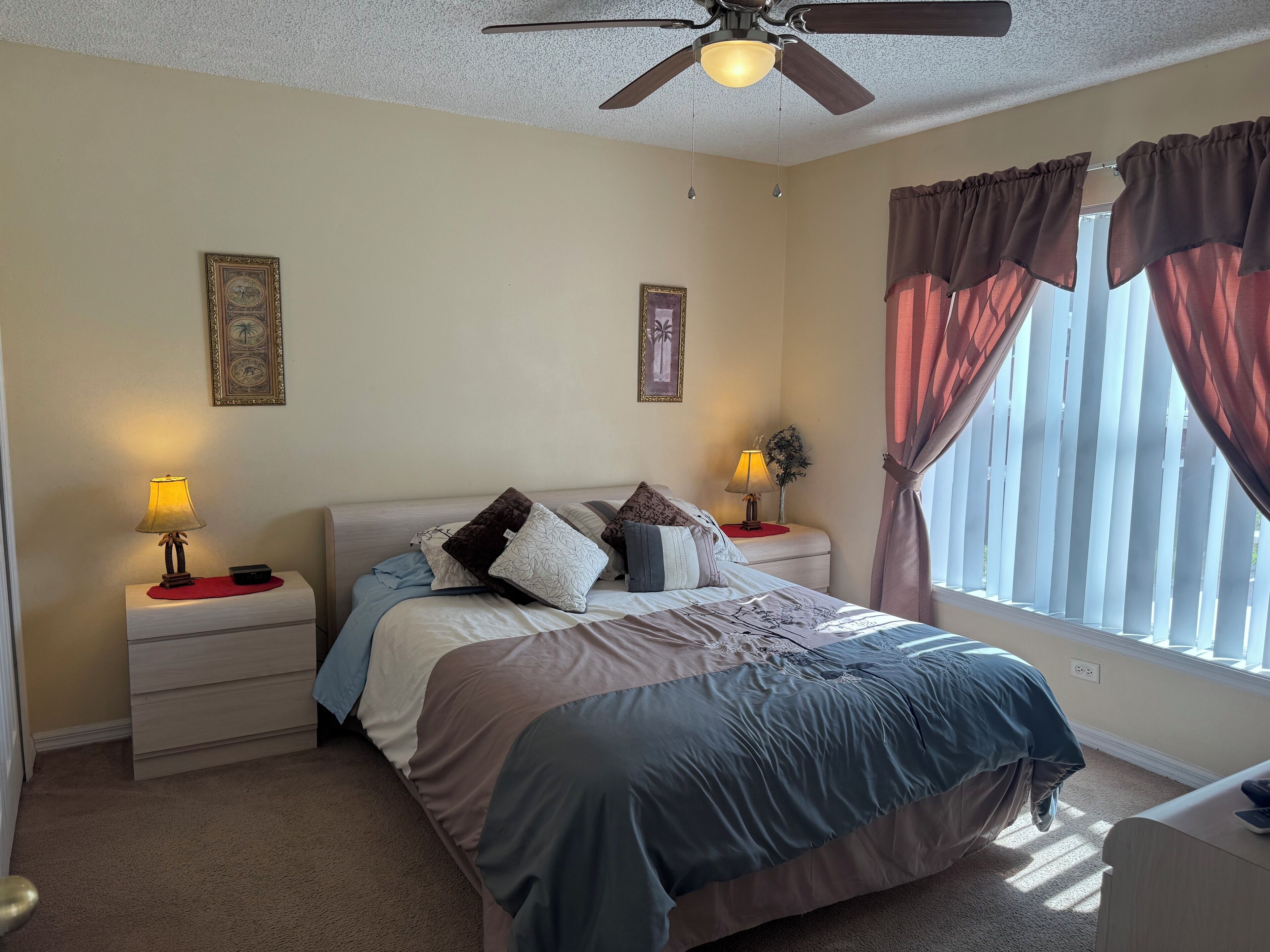 5 chambres, coffres-forts dans les chambres, fer et planche à repasser