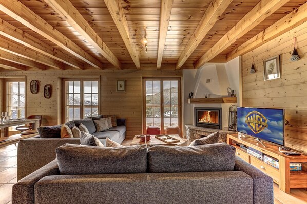 Televisión, chimenea y reproductor de DVD 