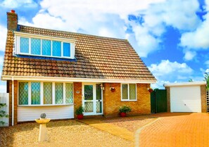 Exterior - Amazing Family Cottage ★ near Beach & Attractions ★ Large Garden ★ Pet Friendly! (Chapel Saint Leonards)