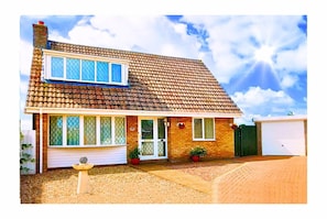 Exterior - Stunning Romantic Cottage ★ nr Beach & Attractions ★Large Garden ★ Pet Friendly! (Chapel Saint Leonards)