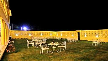 Lunch and dinner served, international cuisine