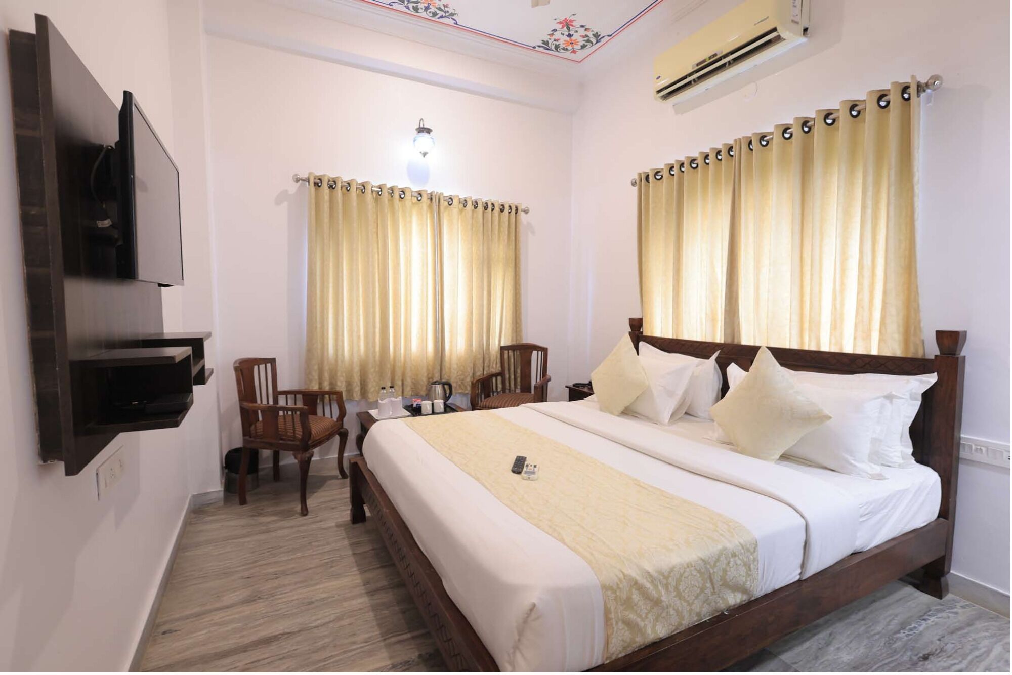 Deluxe Double Room, 1 Queen Bed, Mountain View | 1 bedroom, desk, soundproofing, rollaway beds