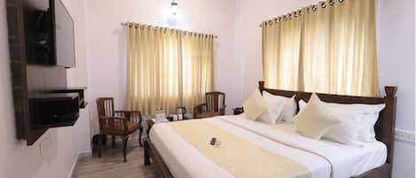Deluxe tweepersoonskamer, 1 queensize bed, uitzicht op bergen | 1 slaapkamer, een bureau, geluiddichte muren, extra bedden (toeslag)