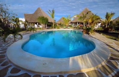 House / Villa with swimming pool and staff-150mt from the sea Watamu