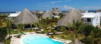 House / Villa with swimming pool and  staff-150mt from the sea  Watamu