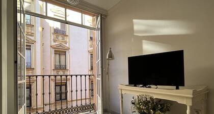 Exquisite location in the historical center Cathedral, Picasso and Alcazaba. Very quiet