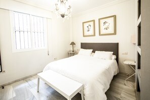 1 chambre, fer et planche à repasser, lit de bébé portatif