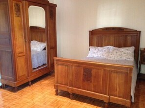 6 soverom, skrivebord, strykejern/-brett og reiseseng for barn