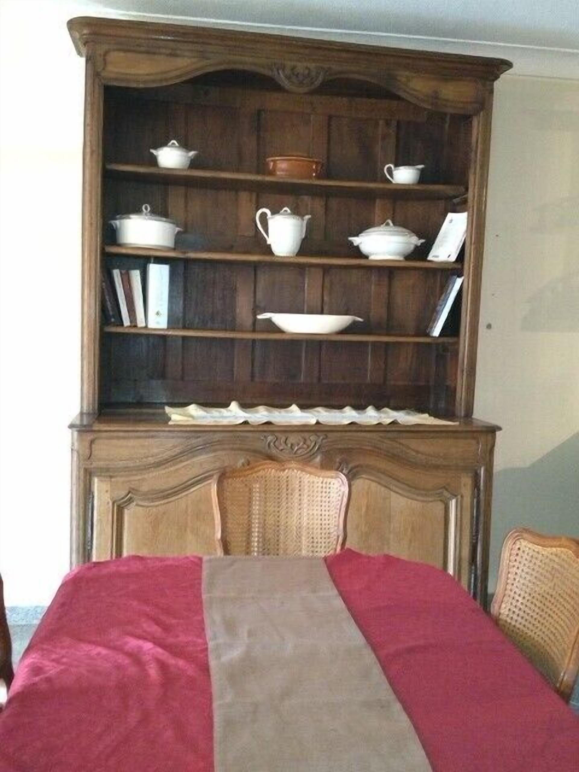 6 bedrooms, desk, iron/ironing board, travel crib