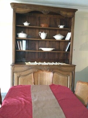 6 habitaciones, escritorio y tabla de planchar con plancha 