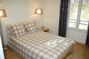 5 bedrooms, iron/ironing board, WiFi, bed sheets