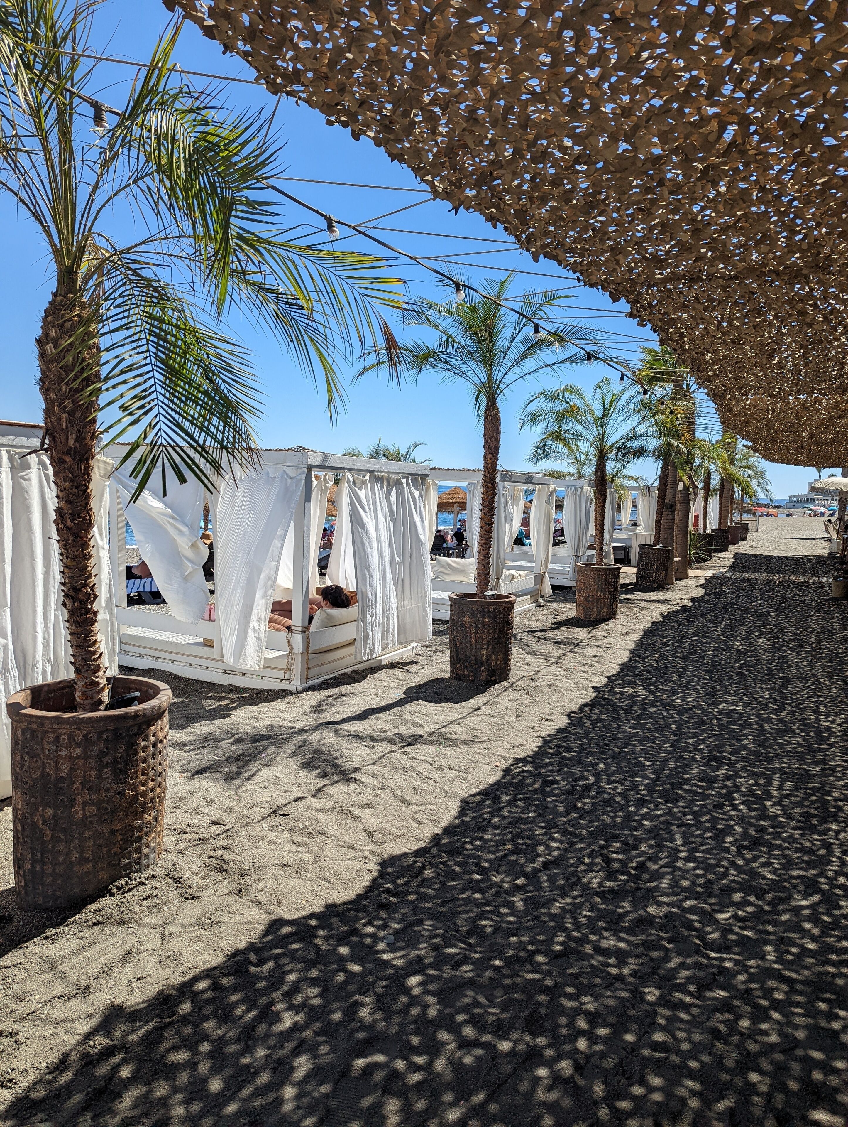 Aurinkotuoleja, rantapyyhkeitä