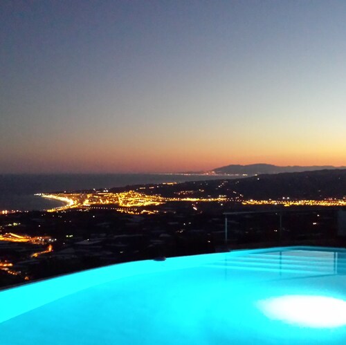 Villa de luxe pour 8 personnes avec piscine à débordement et vue mer panoramique