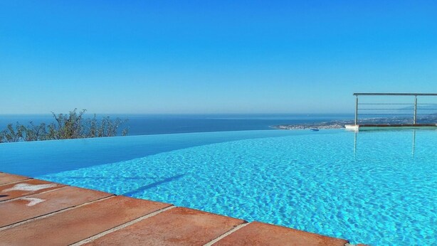 An infinity pool with clear blue water and a view of the ocean. - Luxury villa for 8 with infinity pool and panoramic sea views (Sayalonga)
