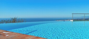 Lyxvilla för 8 personer med infinitypool och panoramautsikt över havet