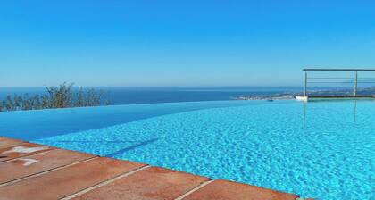 Luxury villa for 8 with infinity pool and panoramic sea views
