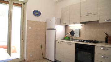 Frigorifero, forno, piano cottura, lavastoviglie