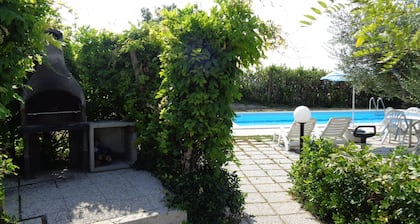 DAS HAUS DER TITTY, OASIS DES FRIEDENS IM GRÜN DER MARCHIGIANISCHEN HÜGEL.