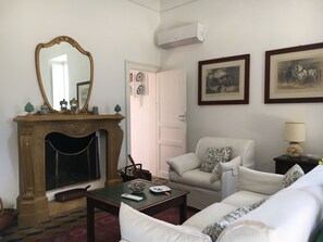 Smart TV, fireplace, books - Casale Vignazze - Renovated old farmhouse in Punta Secca (Punta Secca)