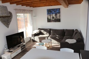 Una televisión, un reproductor de DVD, una videoteca