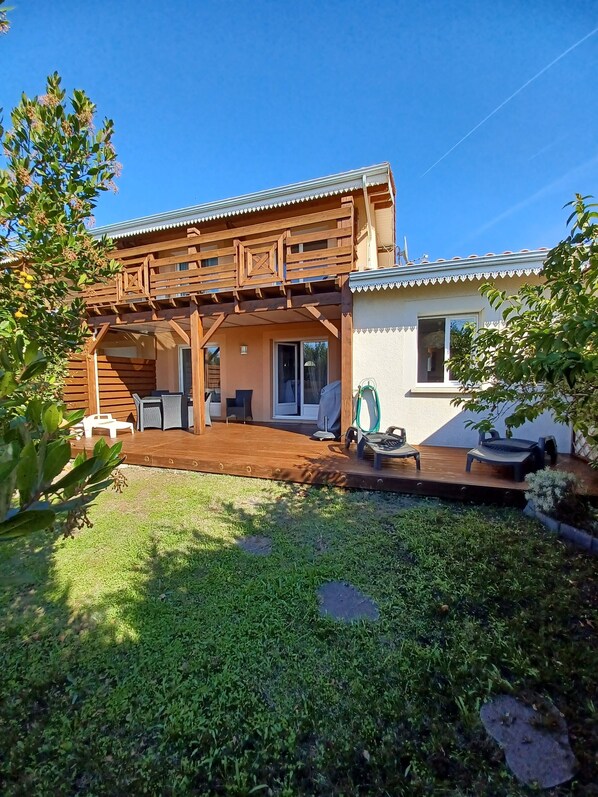 Terrace/patio - 2 STEPS FROM ARCACHON BASIN AND NEAR OCEAN BEACHES (Andernos-Les-Bains)