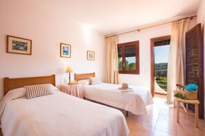 4 bedrooms, iron/ironing board, free WiFi, bed sheets