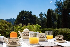 Outdoor dining - Authentic Ibizan Charm in the Heart of the Island (Santa Eulalia des Riu)