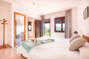 4 bedrooms, iron/ironing board, free WiFi, bed sheets - Authentic Ibizan Charm in the Heart of the Island (Santa Eulalia des Riu)