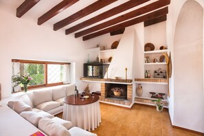 Televisión y chimenea