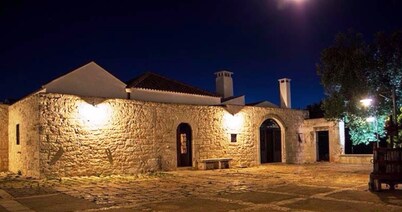 INDEPENDENT TRIPLE AND ACCOMMODATION IN THE 1700'S SPLENDID MASSERIA WITH SWIMMING POOL - WIFI 