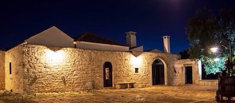 INDEPENDENT TRIPLE AND ACCOMMODATION IN THE 1700'S SPLENDID MASSERIA WITH SWIMMING POOL - WIFI