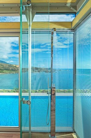 Combined shower/bathtub, jetted bath, eco-friendly toiletries