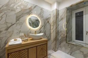 Ensemble douche/baignoire, sĂšche-cheveux, bidet, serviettes fournies