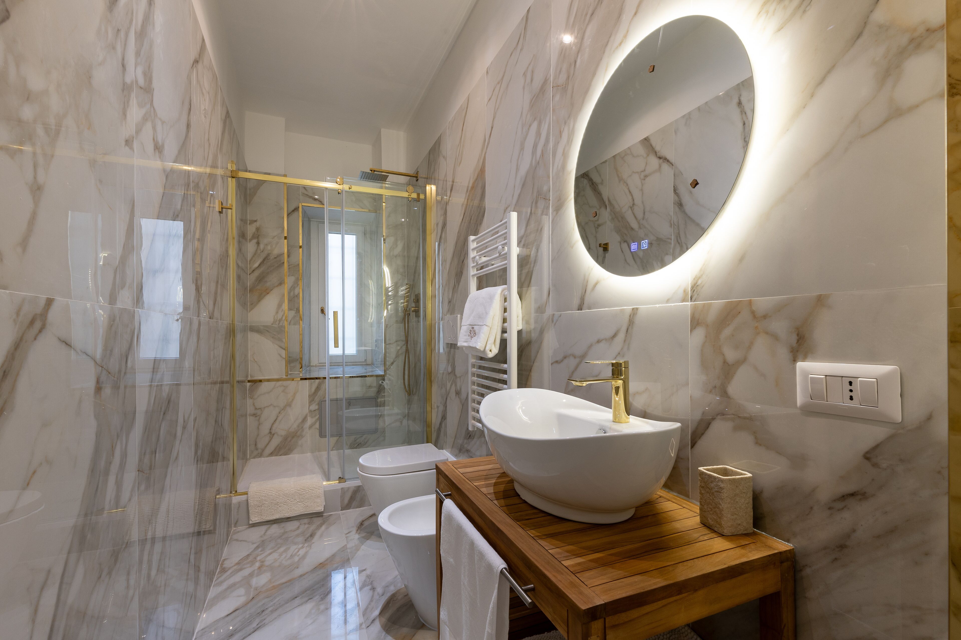 Duschwanne, Haartrockner, Bidet, Handtücher