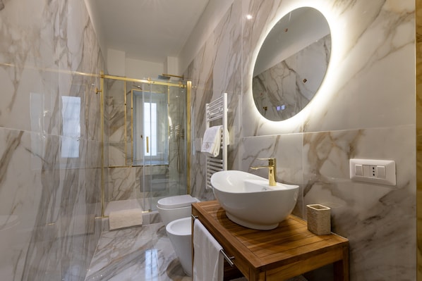 Combined shower/tub, hair dryer, bidet, towels - New Luxury Home in the heart of Rome (Roma)