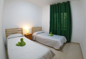 2 bedrooms, iron/ironing board, free WiFi, bed sheets - Apartment next to the beach with free Wifi, SAT TV, sea views (Gran Tarajal - Fuerteventura)