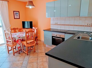 Kjøleskap, ovn, kokeplater og kaffetrakter/tekoker