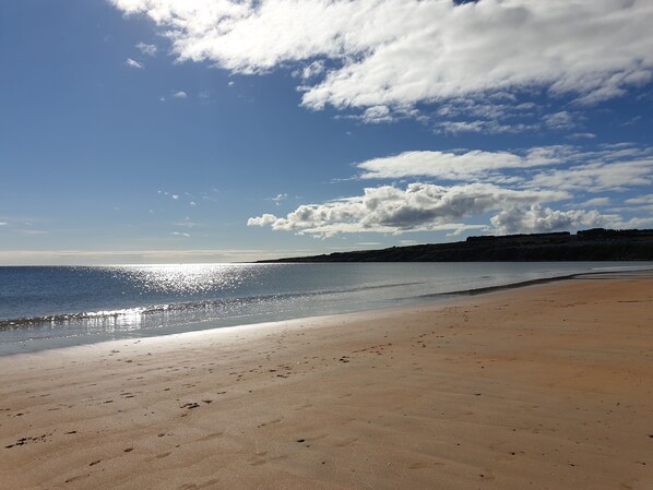 Ranta lähistöllä, rantapyyhkeitä