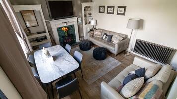 Smart-tv, een open haard, een dvd-speler en boeken